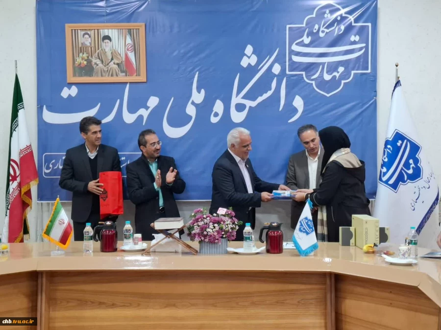 تقدیر از بانوان فرهیخته دانشگاه ملی مهارت واحد استانی چهارمحال و بختیاری بمناسبت روز زن و مادر 5
