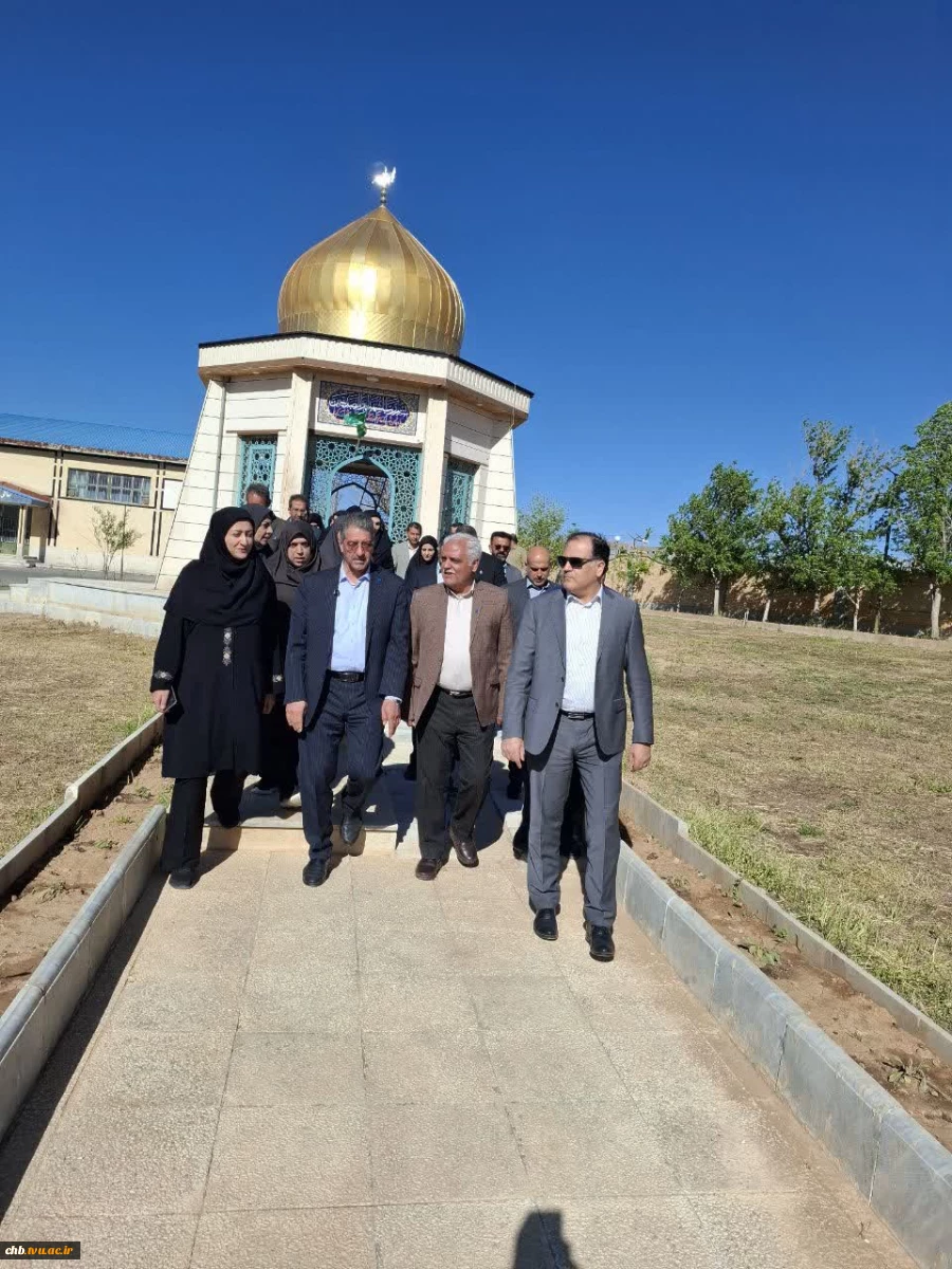 ادای احترام به مقام شهدای گمنام آموزشکده دختران شهرکرد با حضور دکتر زمانی رئیس دانشگاه ملی مهارت و دکتر فخر موسوی مدیر کل حوزه ریاست و روابط عمومی دانشگاه
 3