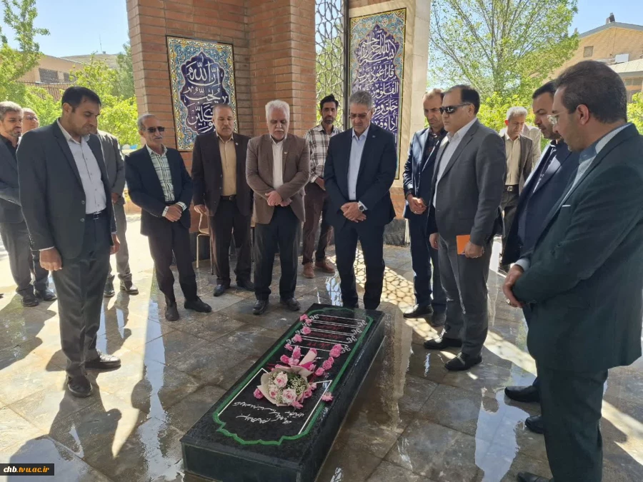ادای احترام به مقام شهدای گمنام دانشگاه ملی مهارت واحد استانی چهارمحال و بختیاری با حضور دکتر زمانی رئیس دانشگاه ملی مهارت و دکتر فخر موسوی مدیر کل حوزه ریاست و روابط عمومی دانشگاه 3